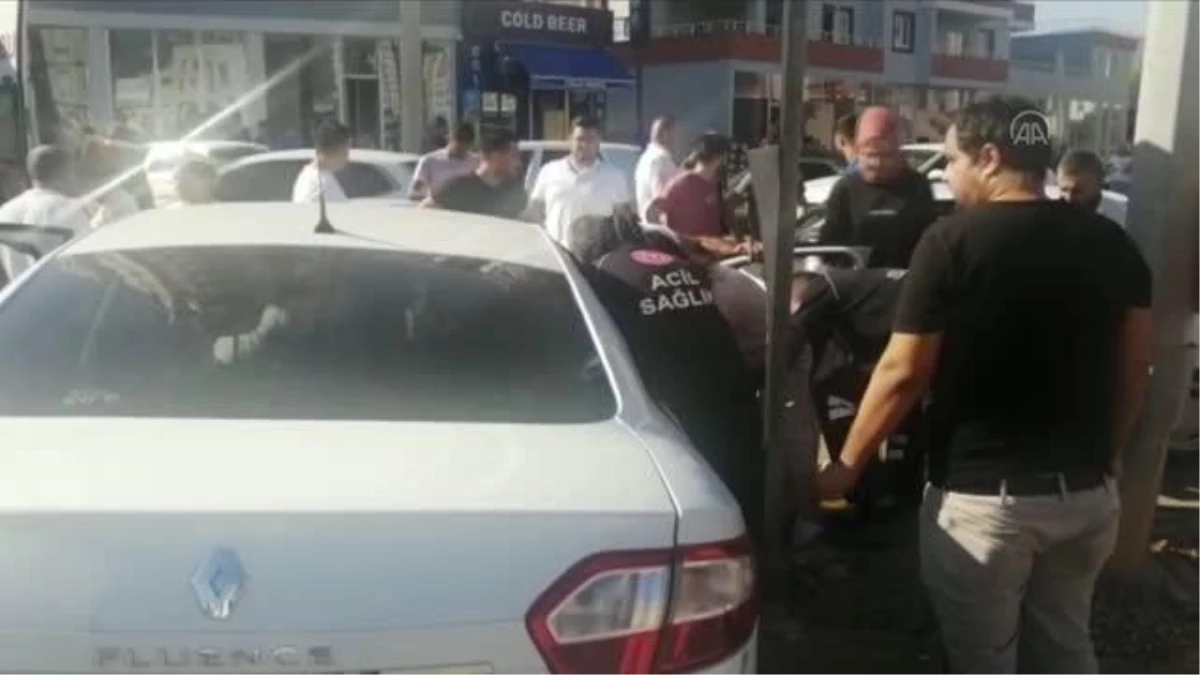 Adana\'da tırın çarptığı otomobildeki anne ve iki çocuğu yaralandı