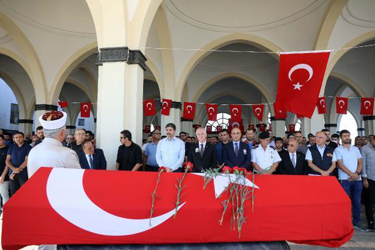 Son dakika haber: Yangına müdahale sırasında hayatını kaybeden itfaiye eri son yolculuğuna uğurlandı
