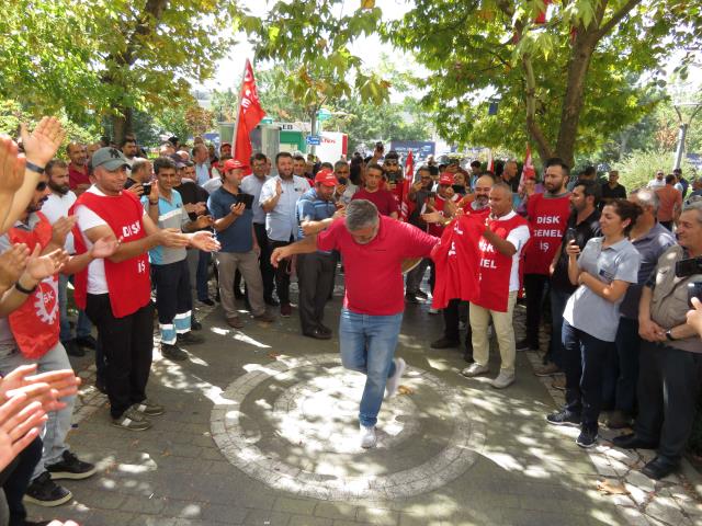 2 bin 300 işçinin taleplerinin karşılanmadığı Kadıköy Belediyesi'ne grev kararı asıldı 2 bin 300 işçinin taleplerinin karşılanmadığı Kadıköy Belediyesi'ne grev kararı asıldı