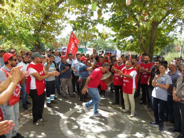 2 bin 300 işçinin taleplerinin karşılanmadığı Kadıköy Belediyesi'ne grev kararı asıldı 2 bin 300 işçinin taleplerinin karşılanmadığı Kadıköy Belediyesi'ne grev kararı asıldı