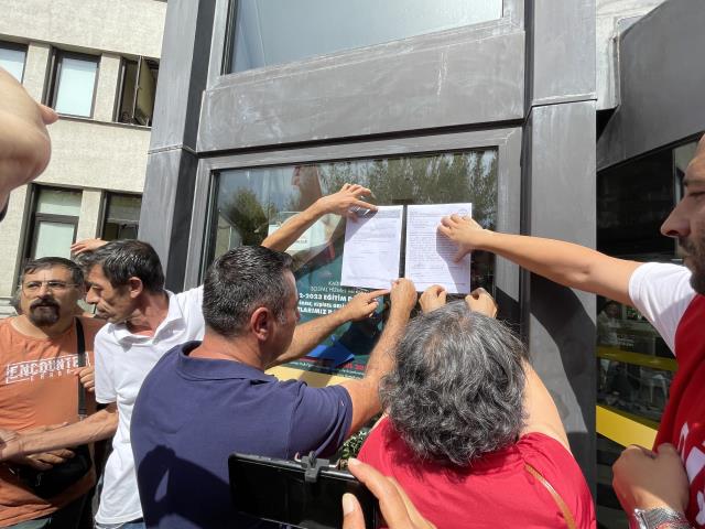 2 bin 300 işçinin taleplerinin karşılanmadığı Kadıköy Belediyesi'ne grev kararı asıldı 2 bin 300 işçinin taleplerinin karşılanmadığı Kadıköy Belediyesi'ne grev kararı asıldı