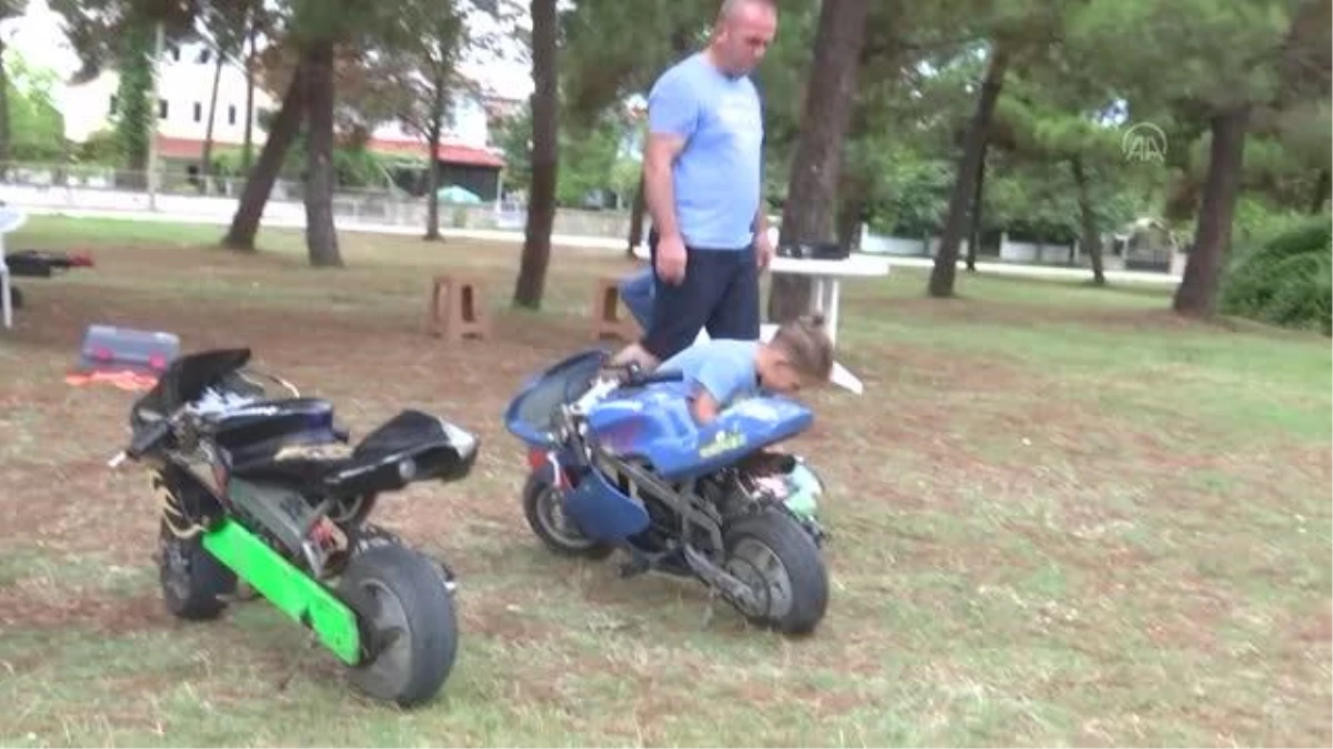 3,5 yaşındaki Ömer Ali küçük motosikletini ustaca kullanıyor