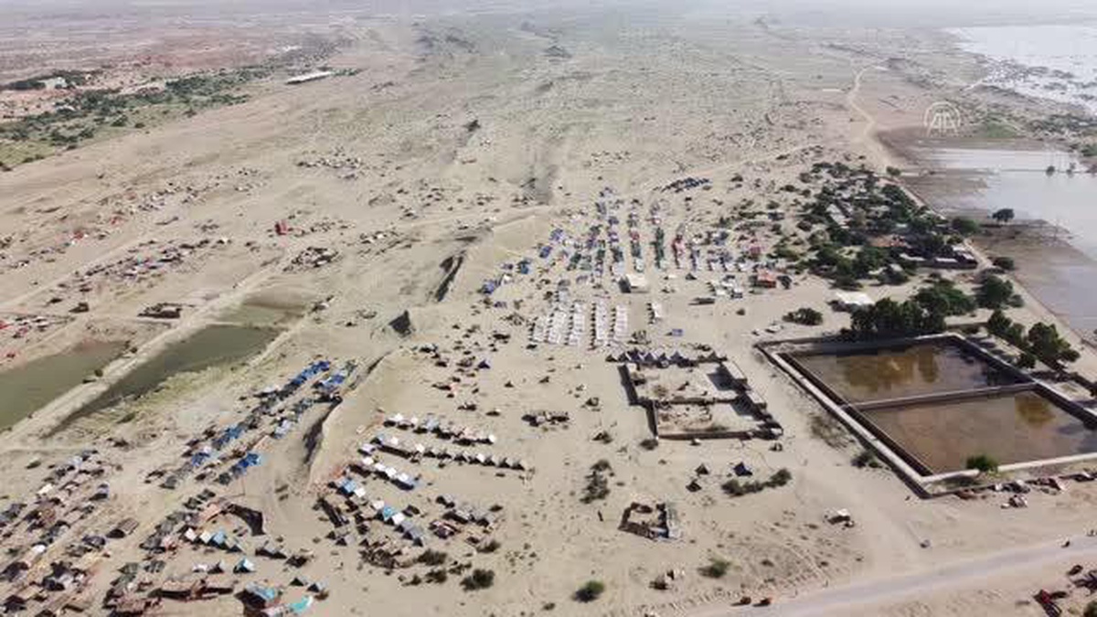 AFAD, kurduğu çadırlarla Pakistanlı selzedelere gölge oldu