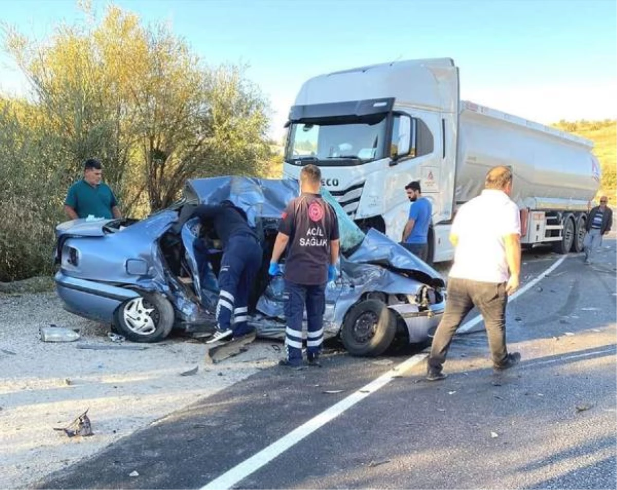 Son dakika haber! Antalya\'da otomobil ile TIR, kafa kafaya çarpıştı: 4 ölü, 1 yaralı