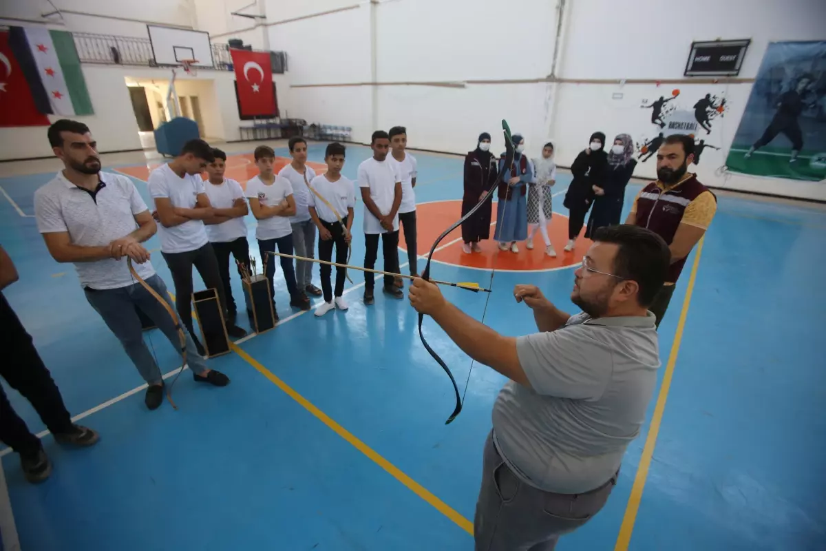 Azez\'de Suriyeli çocuklara okçuluk eğitimi veriliyor