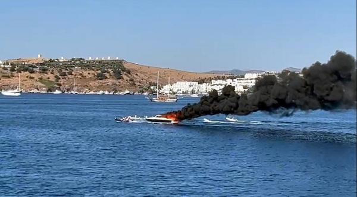 Muğla haberi... Bodrum açıklarında motoryat, alev alev yandı