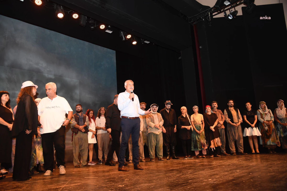"Boynu Bükük Öldüler" Oyunu Adana Büyükşehir Belediyesi Şehir Tiyatrolarında Sahnelendi