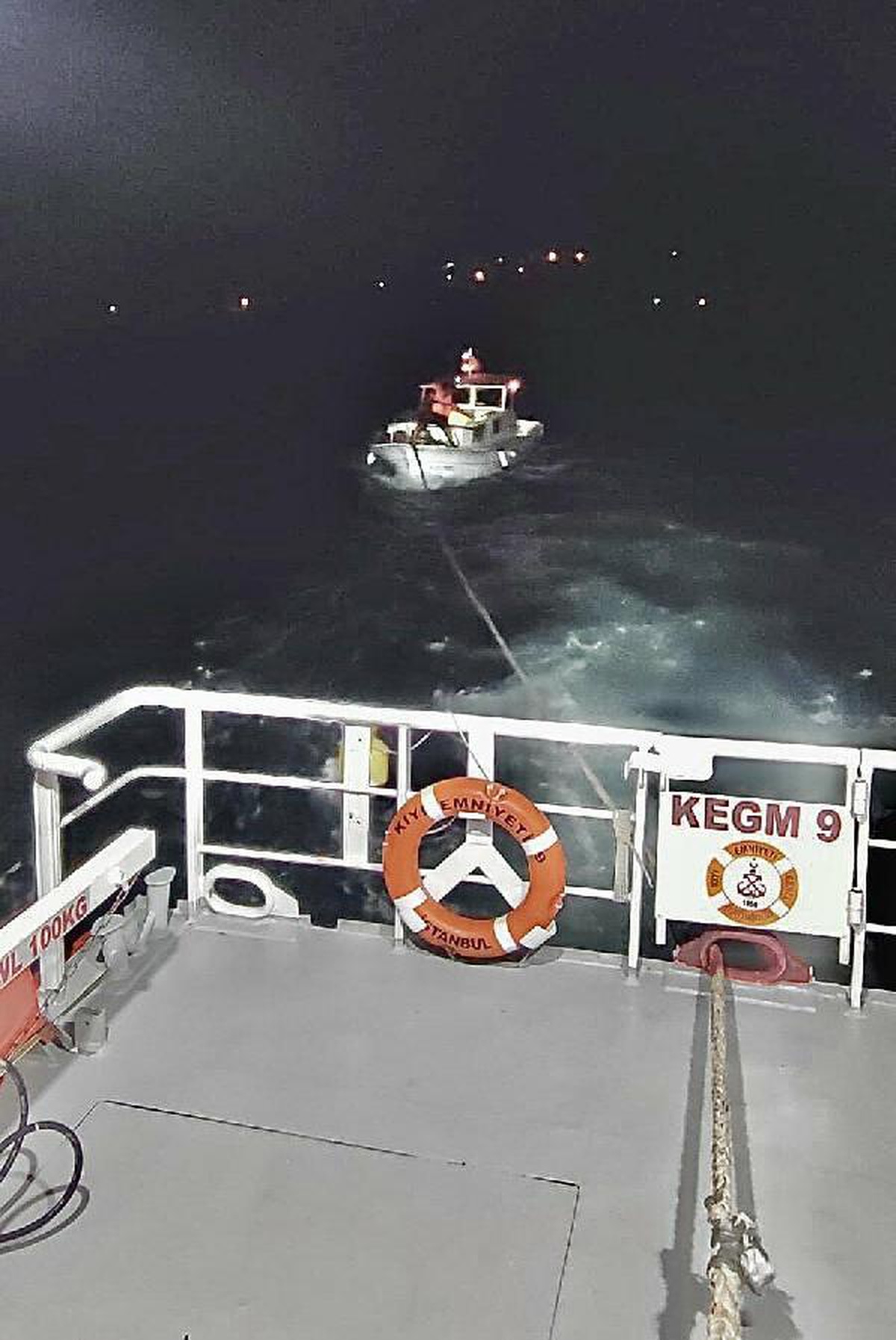 Çanakkale haberi: Çanakkale Boğazı\'nda arızalanıp, sürüklenen tekne kurtarıldı