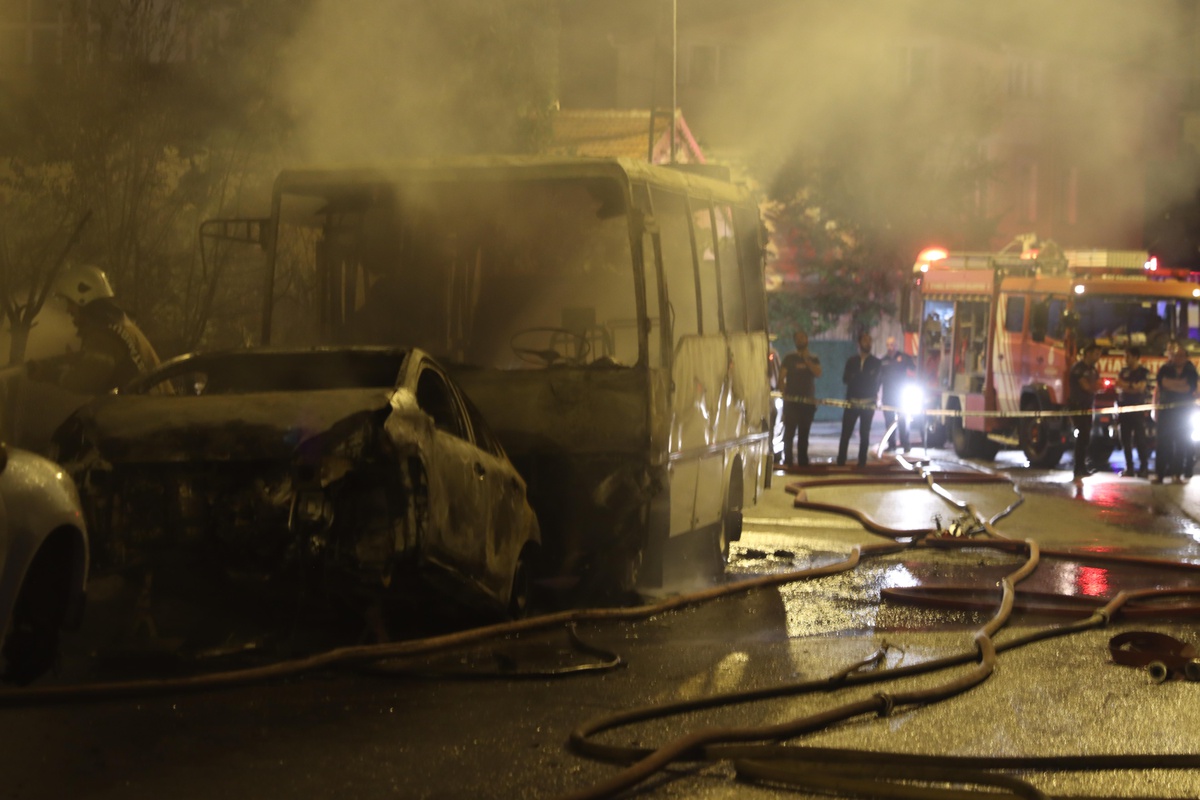 Çekmeköy\'de otomobilde çıkan yangın iş yerine sıçradı