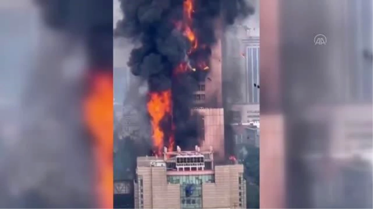 Çin\'de 42 katlı gökdelende yangın çıktı