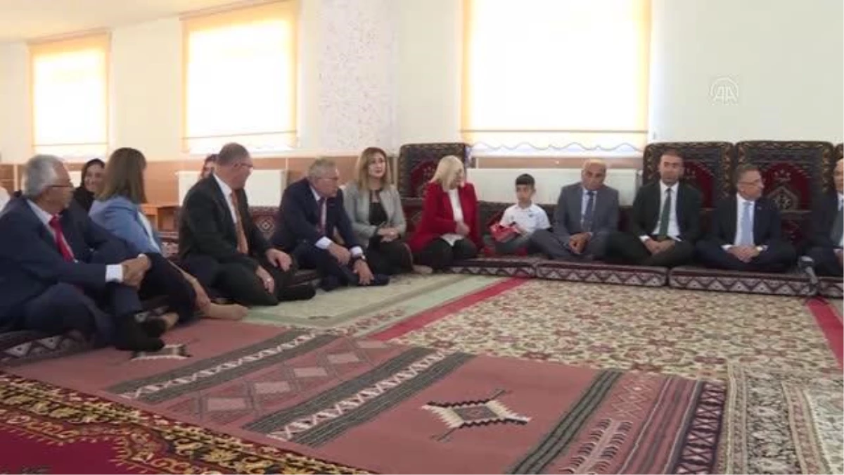 Cumhurbaşkanı Yardımcısı Oktay, Sivas\'ta Alibaba Cemevi\'ni ziyaret etti