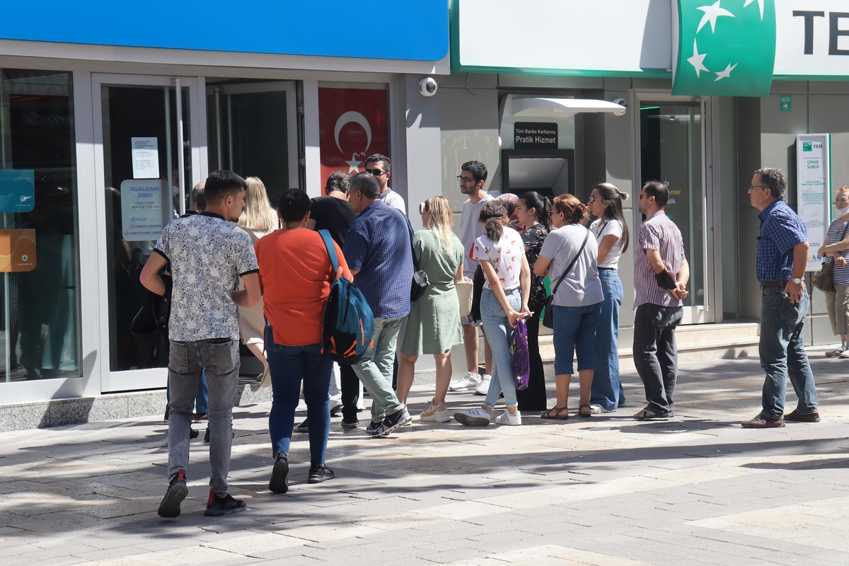 Denizli\'de sosyal konut projesi başvuruları nedeniyle bankalarda yoğunluk oluştu
