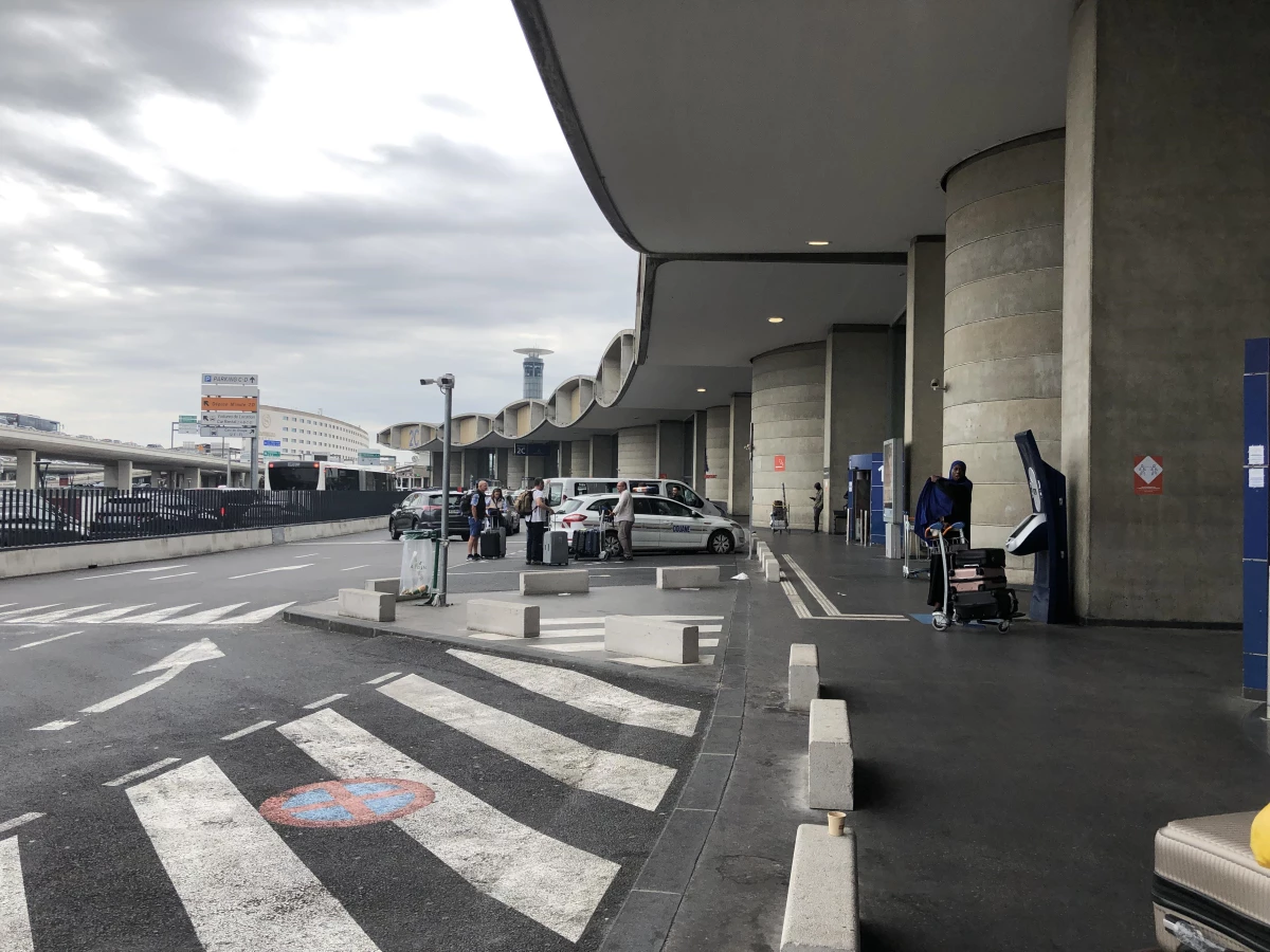 Fransa\'da hava trafik kontrolörlerinin grevi nedeniyle çok sayıda sefer iptal edildi