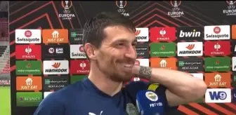 Fenerbahçe taraftarı Galatasaray'a küfürlü tezahüratta bulunurken Mert Hakan Yandaş güldü