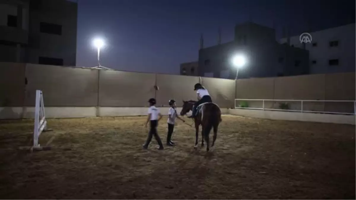 Gazze'de engel atlama yarışı