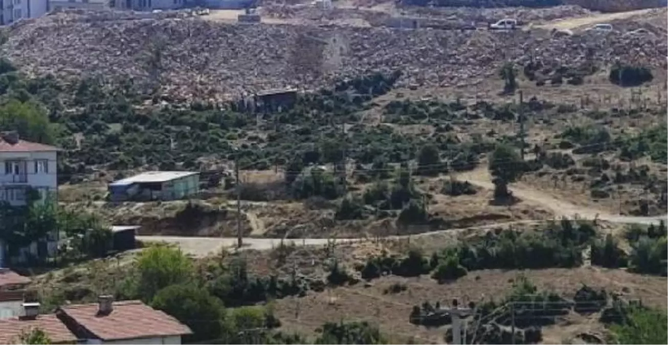 Hafriyat kamyonu 30 metreden yuvarlandı; sürücü yaralandı