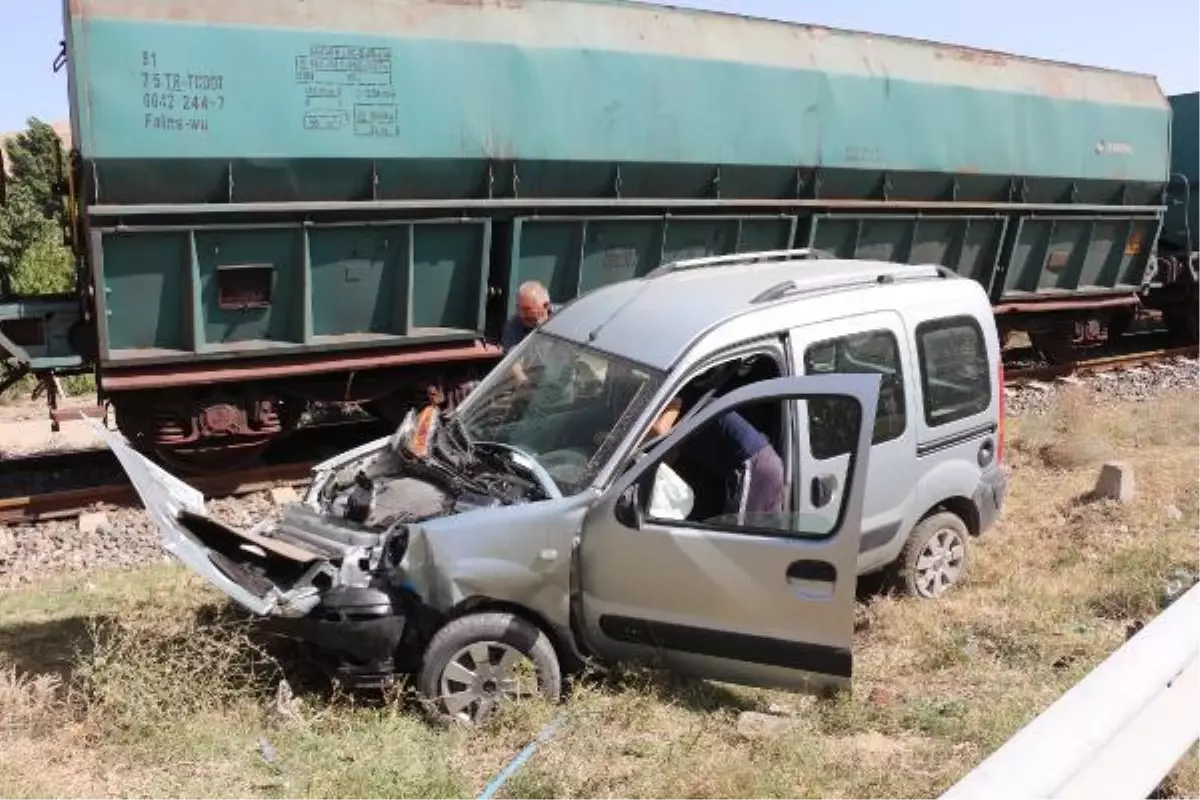 Yük treni hemzemin geçitte arızalanan aracı biçti! Sürücünün burnu bile kanamadı