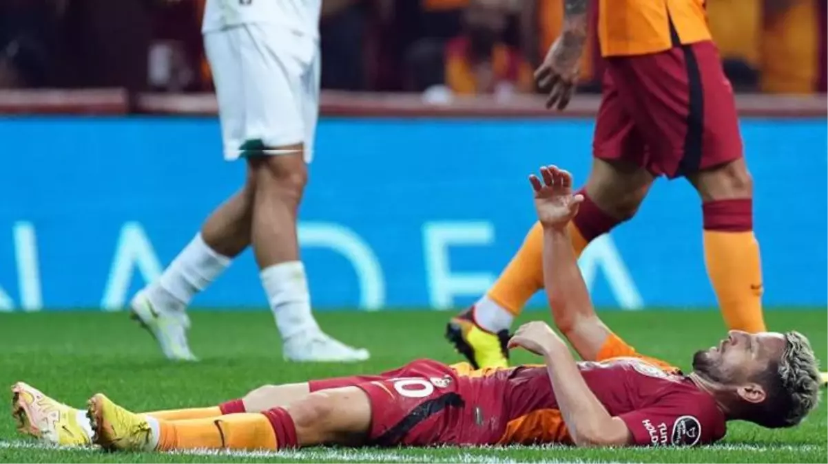 Galatasaray\'ın yıldızı Mertens\'in yerden kalkmak için yaptığı hareket yüzlerce kez paylaşıldı