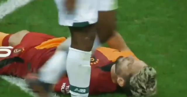 Herkes ağzı açık izledi! Mertens'in yerden kalkmak için yaptığı hareket olay oldu Herkes ağzı açık izledi! Mertens'in yerden kalkmak için yaptığı hareket olay oldu