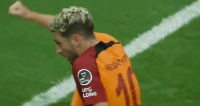Herkes ağzı açık izledi! Mertens'in yerden kalkmak için yaptığı hareket olay oldu Herkes ağzı açık izledi! Mertens'in yerden kalkmak için yaptığı hareket olay oldu