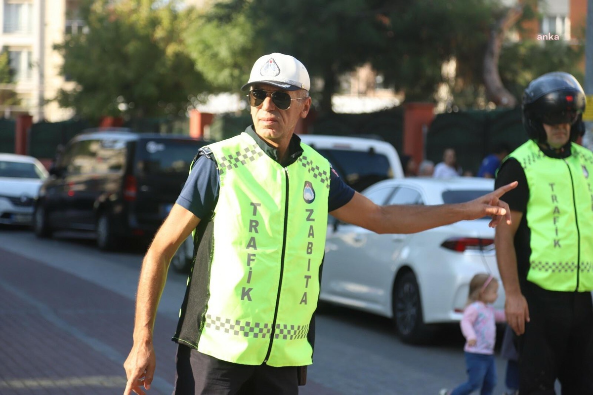 İstanbul Kartal\'da Öğrenciler Zabıta Ekiplerine Emanet