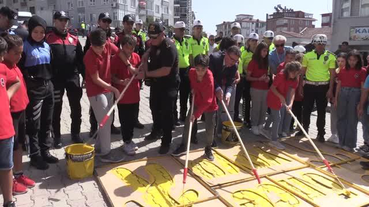 Sinop\'ta okul önlerindeki yaya geçitlerinde işaretleme ve düzenleme