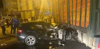 Sakarya'da kamyonla çarpışan otomobildeki 1 kişi öldü, 1 kişi yaralandı
