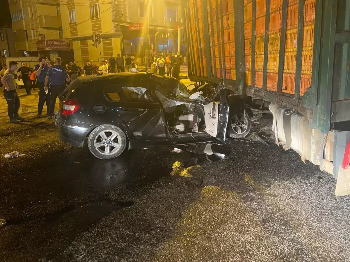 Sakarya'da kamyonla çarpışan otomobildeki 1 kişi öldü, 1 kişi yaralandı