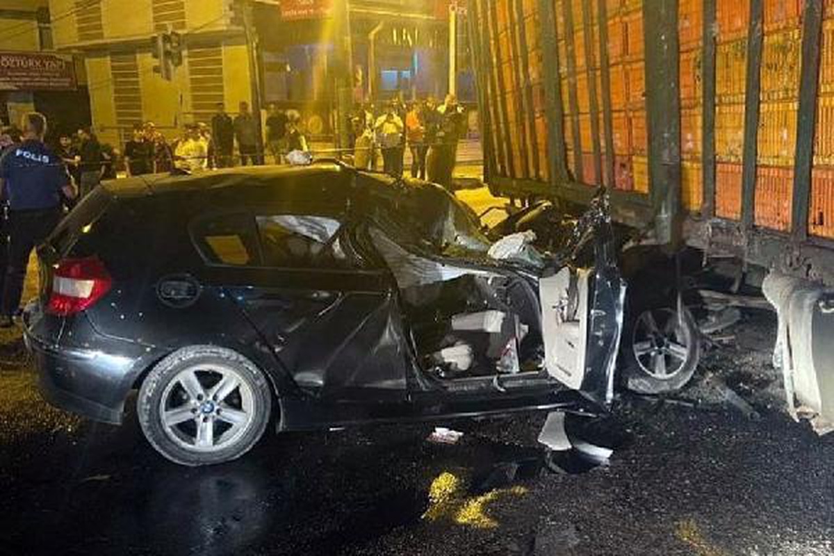 Son dakika haberleri! Sakarya\'da otomobil, kamyona çarptı: 1 ölü, 1 yaralı