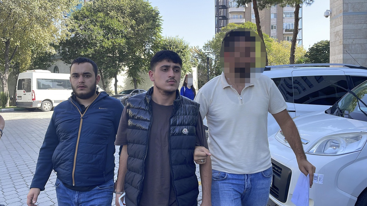 Samsun\'da polisten kaçarken uyuşturucuyu yola atan 2 zanlı tutuklandı
