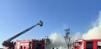 Sultanbeyli'de mobilya imalathanesinde çıkan yangın geri dönüşüm tesisine sıçradı