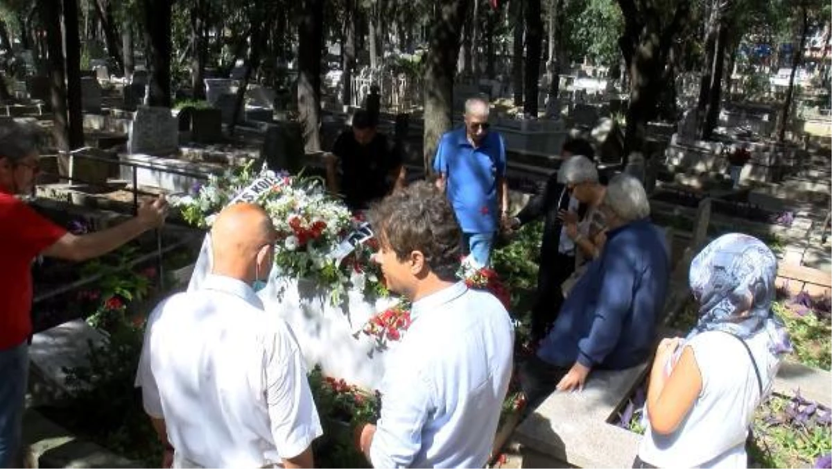 Son dakika haberleri | Tarık Akan ölümünün 6\'ncı yılında mezarı başında anıldı