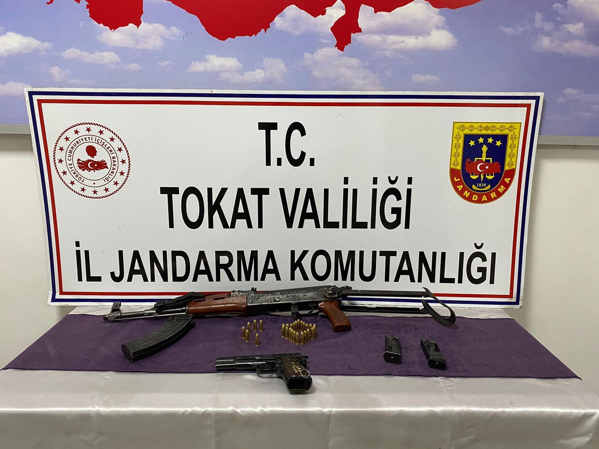 Tokat\'ta evinde kalaşnikof tüfek ve tabanca bulunan zanlı yakalandı