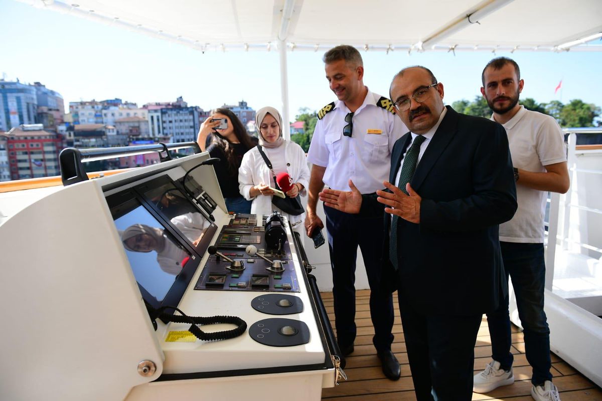 Trabzon Valisi Ustaoğlu, 800 turistle kente gelen yolcu gemisini ziyaret etti Açıklaması