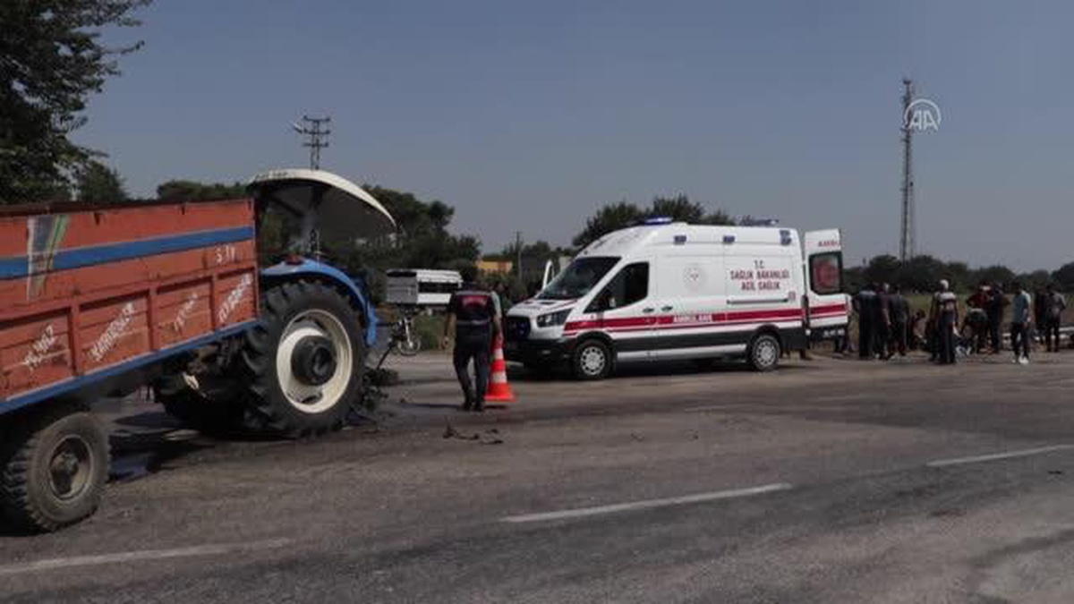Traktör ile otomobilin çarpıştığı kazada 1 kişi öldü, 4 kişi yaralandı