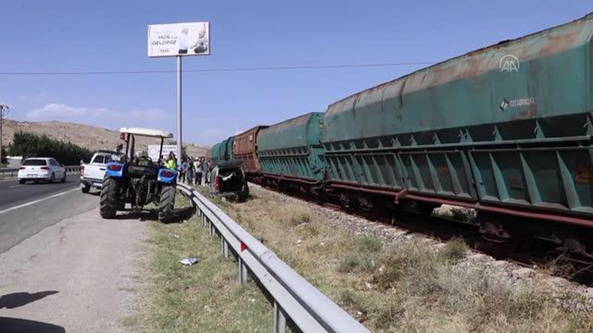 Çankırı\'da yük treni hafif ticari araca çarptı