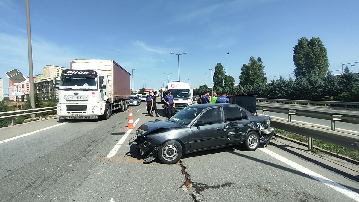 Anadolu Otoyolu\'nda bariyere çarpan otomobildeki 6 kişi yaralandı