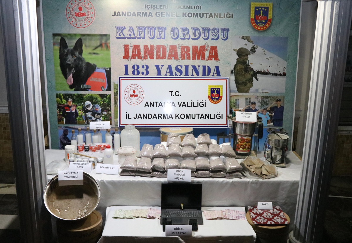 Antalya\'da kiraladığı daireyi uyuşturucu laboratuvarına çevirdiği öne sürülen şüpheli yakalandı