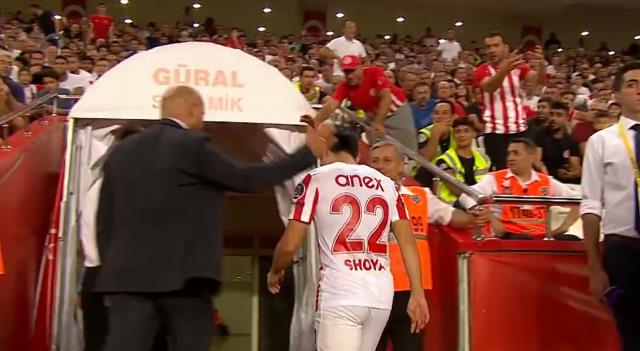 Antalyaspor'un yeni yıldızı Nakajima oyuna girer girmez yaptığıyla tribündeki ailesini şoke etti Antalyaspor'un yeni yıldızı Nakajima oyuna girer girmez yaptığıyla tribündeki ailesini şoke etti