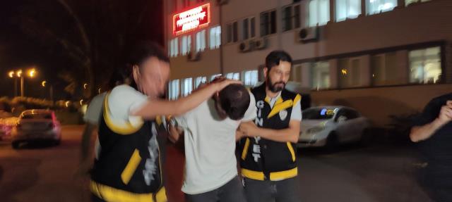 Bursa'da metroda yüzlerce kişinin gözü önünde dehşet Bursa'da metroda yüzlerce kişinin gözü önünde dehşet