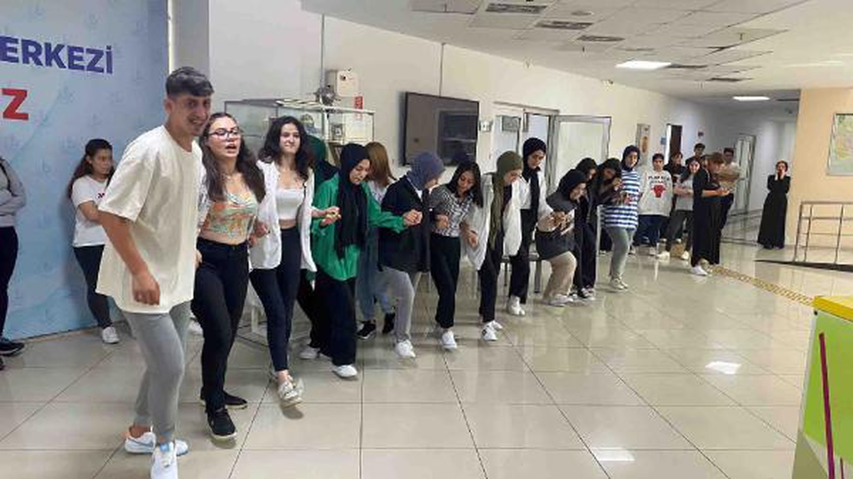 Gençlik Merkezi\'nde öğrenciler horonla moral buluyor