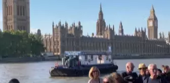 İngiltere Kraliçesi'nin tabutunu görmek isteyenler uzun kuyruk oluşturdu