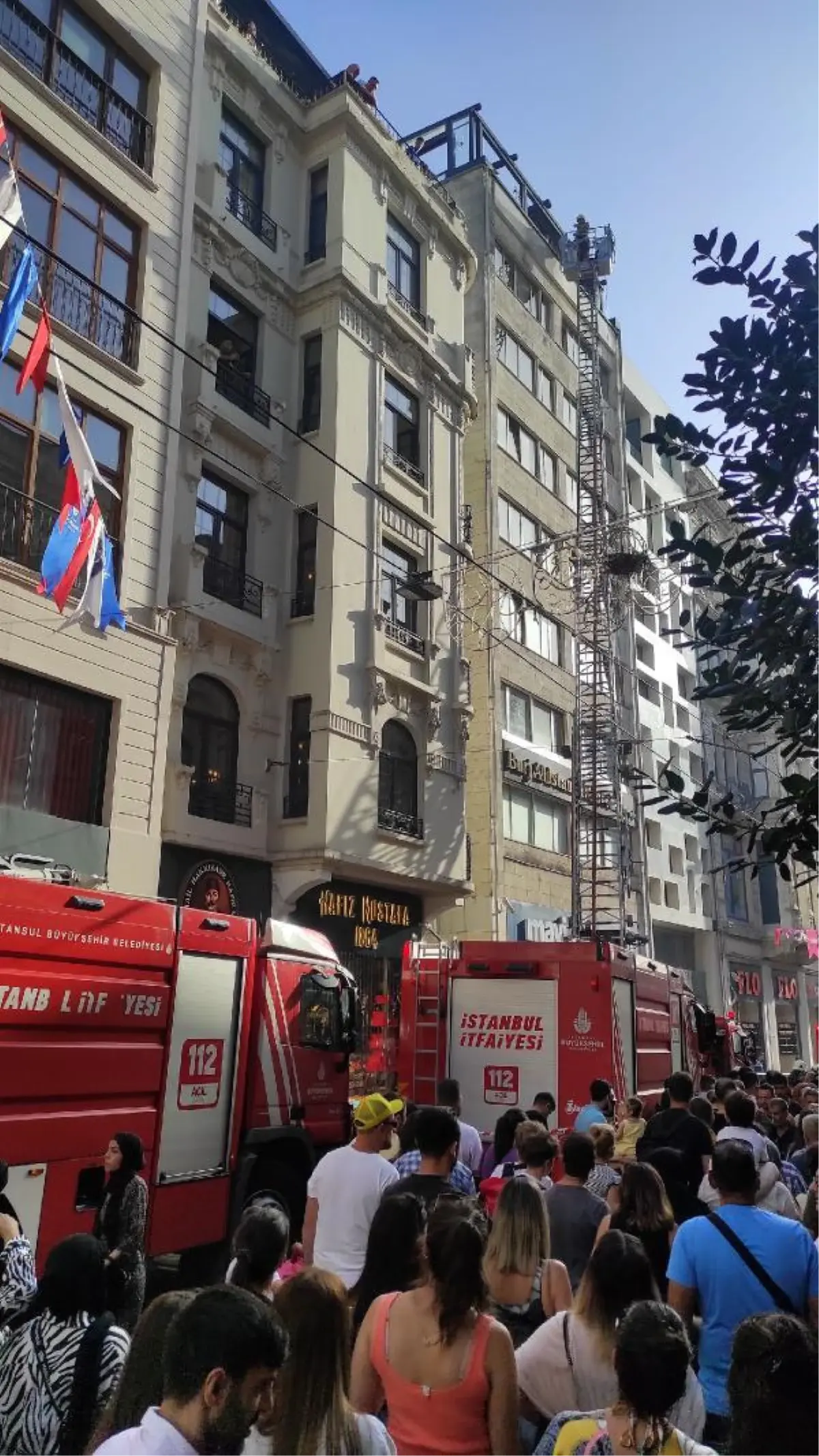 Son dakika haberleri... İstiklal Caddesi'nde yangın trafiği
