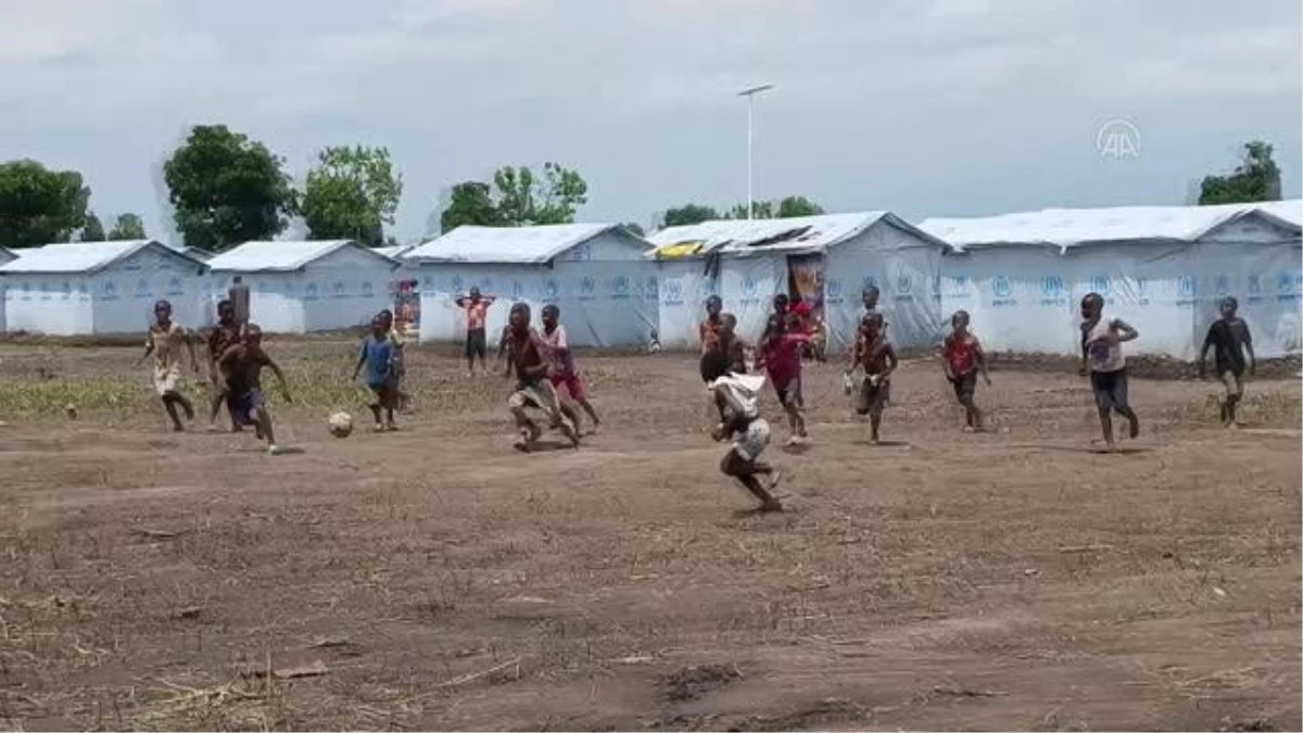 İsyancıların şiddetinden kaçan Kongolular, Uganda sınırındaki kampa gelmeye devam ediyor