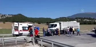 Bolu'da kamyonla çarpışan otomobildeki 3 kişi yaralandı