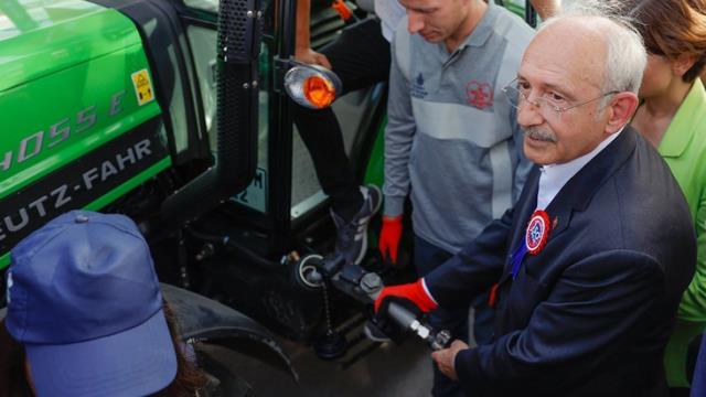 Kılıçdaroğlu'nun zor anları! Mazot dağıtım töreninde İBB tankeri arıza yapınca öylece kalakaldı Kılıçdaroğlu'nun zor anları! Mazot dağıtım töreninde İBB tankeri arıza yapınca öylece kalakaldı