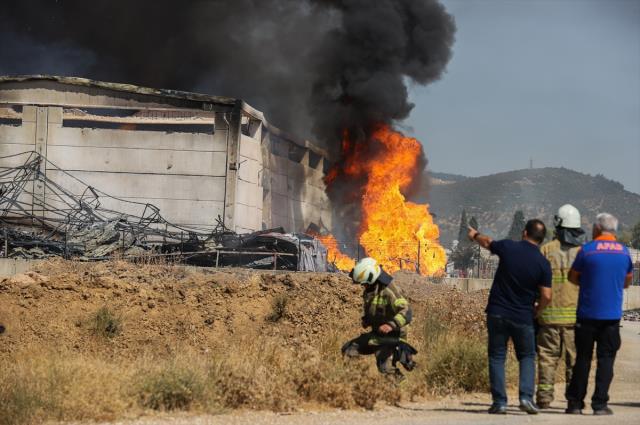 Kozmetik fabrikasında yangın! Alevler tüm binayı sardı, 3 işçi hastanelik oldu Kozmetik fabrikasında yangın! Alevler tüm binayı sardı, 3 işçi hastanelik oldu