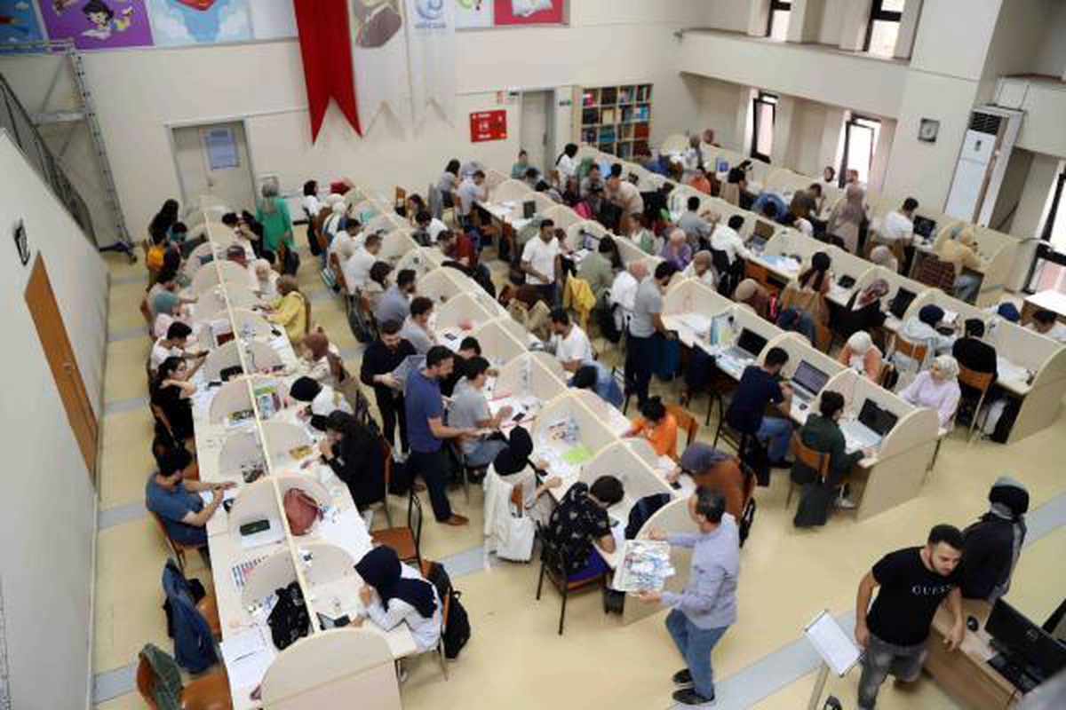 KPSS\'ye gireceklere kolonya ve çikolata ikram edildi