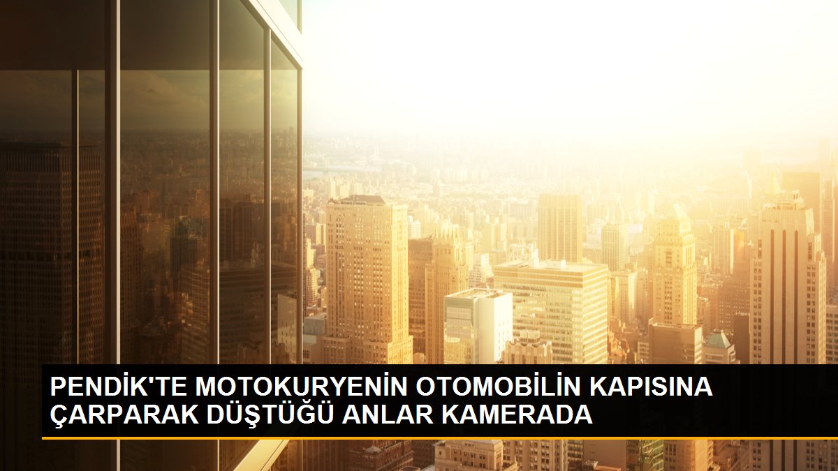 PENDİK\'TE MOTOKURYENİN OTOMOBİLİN KAPISINA ÇARPARAK DÜŞTÜĞÜ ANLAR KAMERADA