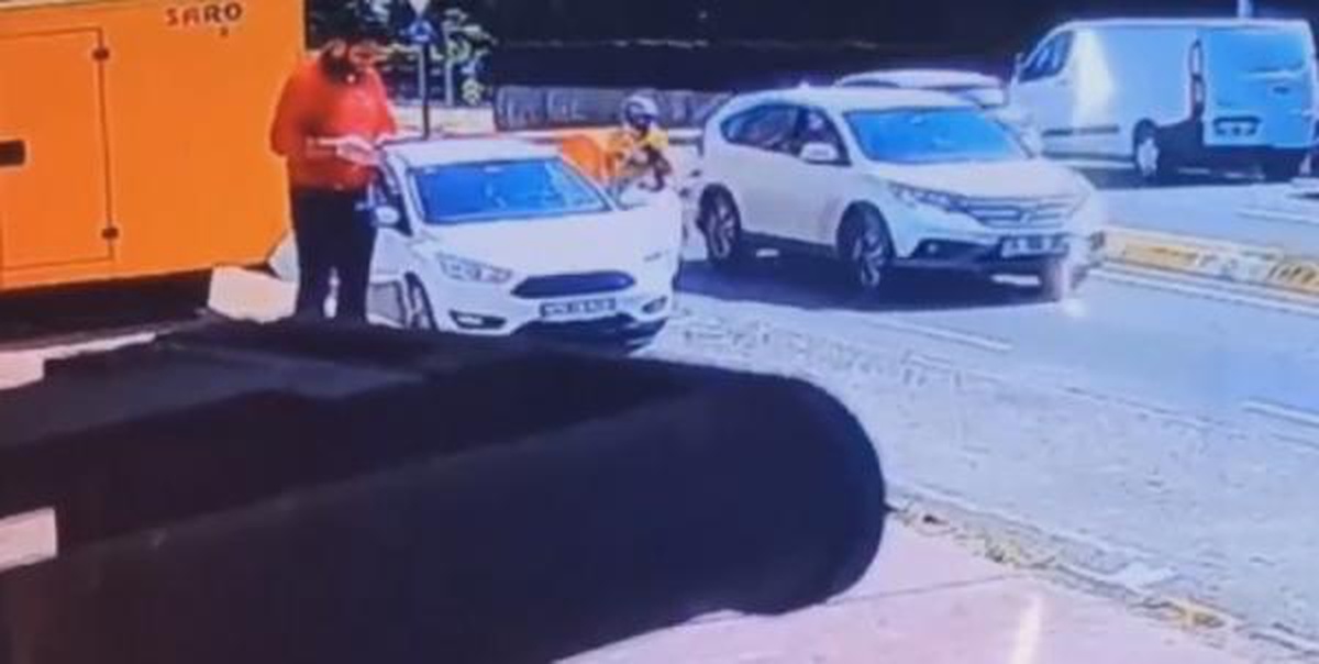 Son dakika haberleri | Pendik\'te motokuryenin otomobilin kapısına çarparak düştüğü anlar kamerada
